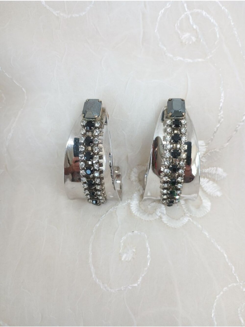 Vintage Clip-On Earrings With Black & Clear Rhinestones 1950s or 1960s GLAM - Picture 2 of 10